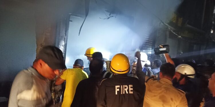 उत्तरकाशी दुकान में लगी भीषण आग, लाखों का सामान जलकर राख।