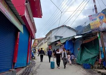 Uttarakhand: बद्रीनाथ में विरोध प्रदर्शन, दुकानें की गई बंद