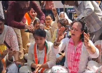 Uttarakhand News :कांग्रेसियों ने घेरा सीएम आवास, ज्योति रौतेला ने सिर मुंडवाकर जताया विरोध