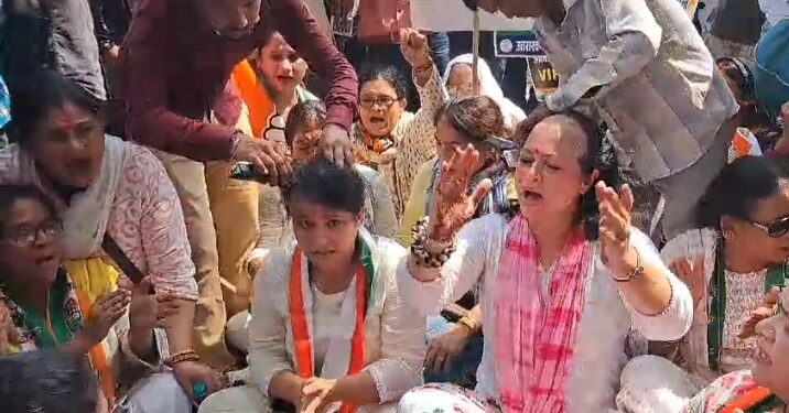 Uttarakhand News :कांग्रेसियों ने घेरा सीएम आवास, ज्योति रौतेला ने सिर मुंडवाकर जताया विरोध