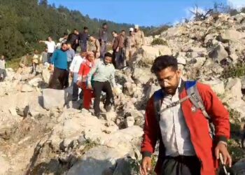 जोशीमठ के आपदा ग्रस्त पगनो गांव का DM ने किया स्थलीय निरीक्षण, भूवैज्ञानिक भी रहे मौजूद