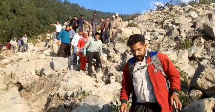 जोशीमठ के आपदा ग्रस्त पगनो गांव का DM ने किया स्थलीय निरीक्षण, भूवैज्ञानिक भी रहे मौजूद
