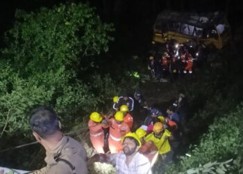 Bus accident: शिक्षकों से भरी बस गहरी खाई में गिरी, 7 की मौत 28 लोगों से ज्यादा घायल