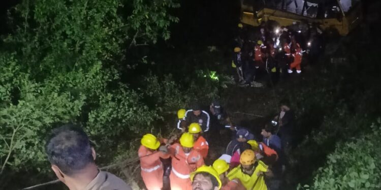 Bus accident: शिक्षकों से भरी बस गहरी खाई में गिरी, 7 की मौत 28 लोगों से ज्यादा घायल