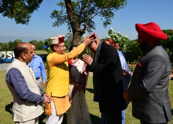 उपराष्ट्रपति को विधायक दुर्गेश्वर लाल ने भेंट की टोपी, यमनोत्री आने का दिया न्योता