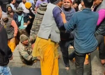 VIDEO: भगवान तुंगनाथ के मंदिर में पुजारी और तीर्थ यात्रियों के बीच जमकर हुई मारपीट, देखिए…