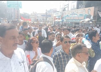 Protest: हजारों की संख्या में शिक्षक उतरे सड़कों पर, धामी सरकार के खिलाफ निकाल जागरूक रैली