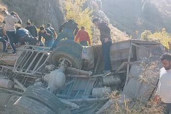 Big Breaking: अनियंत्रित होकर खाई में गिरी बस, 36 लोगों की मौत 19 घायल।