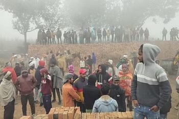 बड़ा हादसा: ईंट भट्टे की दीवार गिरने से दबे आधा दर्जन से ज्यादा मजदूर, 5 की मौत, तीन गंभीर।