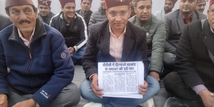 बड़ी खबर: विधायक दुर्गेश्वर लाल बैठे धरने पर, पूर्व खेल मंत्री नारायण सिंह राणा का भी मिला साथ, कैबिनेट मंत्री के गेट के बाहर दे रहे हैं धरना