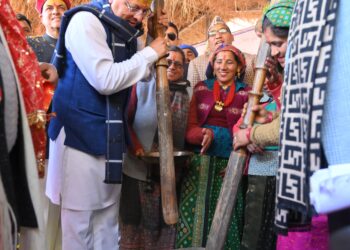 सीएम ने उत्तरकाशी के लोगों को दी 291 करोड़ की सौगात, महिलाओं से साथ ओखली में की धान की कुटाई
