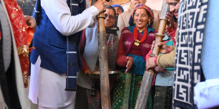 सीएम ने उत्तरकाशी के लोगों को दी 291 करोड़ की सौगात, महिलाओं से साथ ओखली में की धान की कुटाई