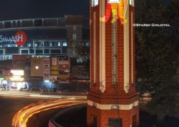 शाम ढलते ही देहरादून के घंटाघर में दिखते हैं राम, भजनों की धुन पर झूम उठते हैं भक्त