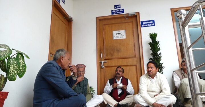 पूर्व विधायक भीम लाल आर्य जनप्रतिनिधियों के साथ बैठे धरने पर, PMGSY के मुख्य अभियंता पर लगाए गंभीर आरोप