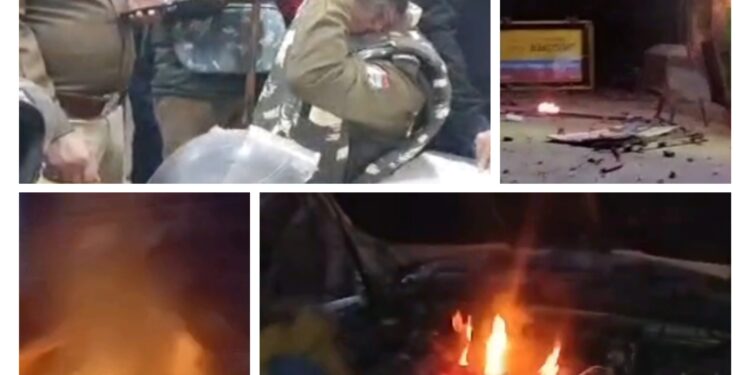 तनाव: मदरसे को तोड़ने पहुंची प्रशासन की टीम पर हुआ पथराव, आगजनी से क्षेत्र में हालत बेकाबू!