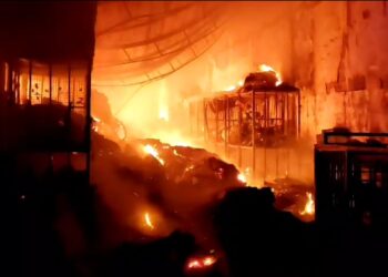 Fire: फैक्ट्री में लगी भीषण आग, कर्मचारियों ने भागकर बचाई जान।