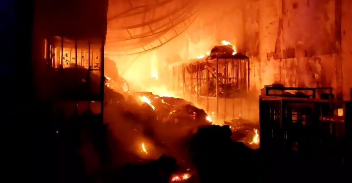 Fire: फैक्ट्री में लगी भीषण आग, कर्मचारियों ने भागकर बचाई जान।