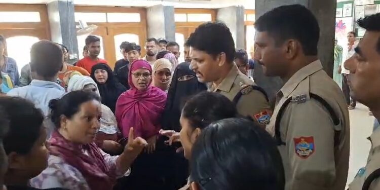 पुलिस की गाड़ी ने बाइक सवार को मारी टक्कर, एक की मौत, एक गंभीर घायल, नशे में गाड़ी चलाने का आरोप!