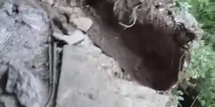 केदारनाथ: जंगल चट्टी में 10 से 15 मीटर पूरी तरह ध्वस्त, यात्रियों से यथा स्थान पर रुकने की अपील