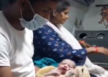 Uttarkashi: जिला अस्पताल से गर्भवती को किया रेफर, 7 किलो मीटर दूर एंबुलेंस में जन्मा बच्चा।