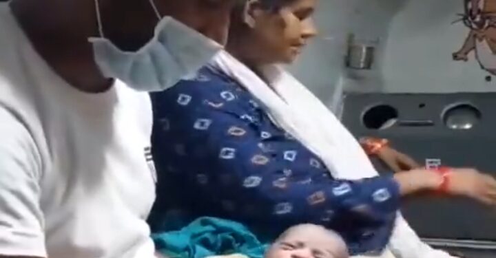Uttarkashi: जिला अस्पताल से गर्भवती को किया रेफर, 7 किलो मीटर दूर एंबुलेंस में जन्मा बच्चा।