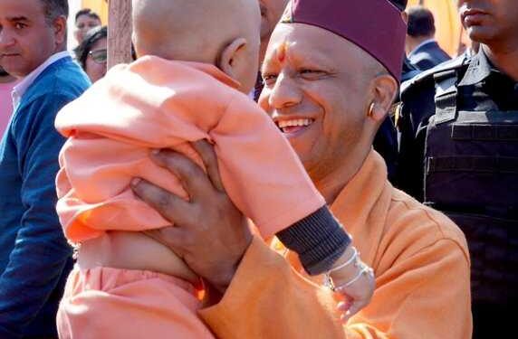 सीएम योगी का उत्तराखंड दौरा: आध्यात्मिकता और परिवार का संगम