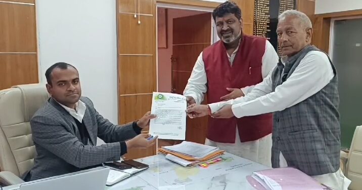 यमुना व अगलाड़ नदी में धड़ल्ले से हो रहा अवैध खनन, रालोद ने DM से की कड़ी कार्यवाही की मांग।