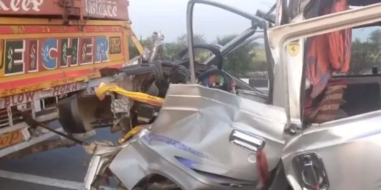 जबलपुर में बड़ा सड़क हादसा: महाकुंभ से लौट रहे श्रद्धालुओं की ट्रेवलर को ट्रक ने मारी टक्कर, सात की मौत