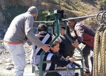 उत्तराखंड के घरुरी गांव की दुर्दशा – जान जोखिम में डाल स्कूल जाते बच्चे