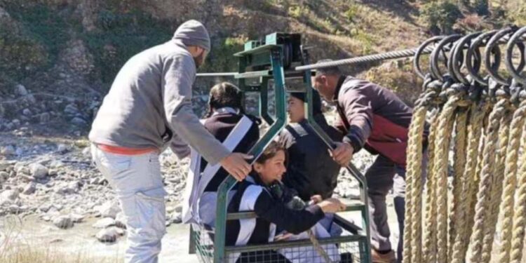 उत्तराखंड के घरुरी गांव की दुर्दशा – जान जोखिम में डाल स्कूल जाते बच्चे