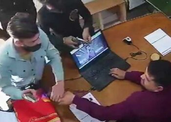 देहरादून में दिनदहाड़े बंदूक की नोक पर डकैती, CCTV में कैद हुई पूरी वारदात