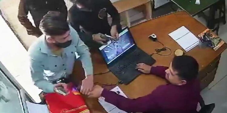 देहरादून में दिनदहाड़े बंदूक की नोक पर डकैती, CCTV में कैद हुई पूरी वारदात
