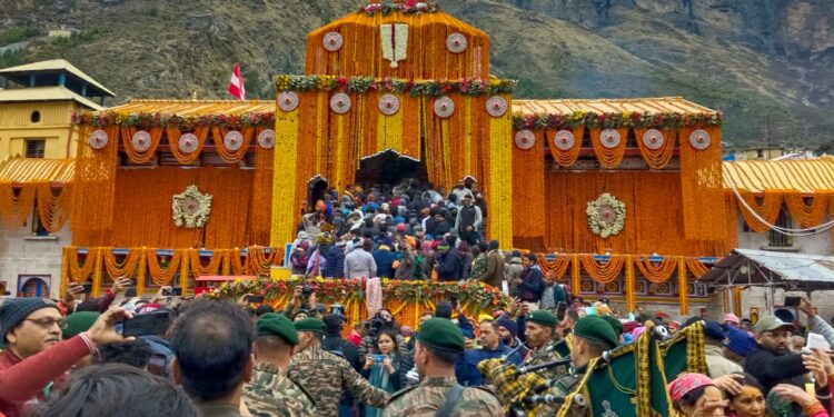 भगवान बदरीनाथ के विधि-विधान से खुले कपाट, 15 हजार से अधिक श्रद्धालु बने साक्षी, सीएम धामी भी रहे मौजूद।