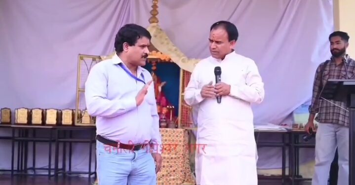 VIDEO: शिक्षक ने मंच से खोली मंत्री धन सिंह की पोल, शिक्षा विभाग की बदहाली पर उठाए सवाल