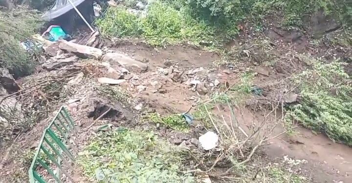 यमुनोत्री पैदल मार्ग पर भूस्खलन, मलवे में दबे यात्री!