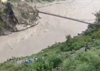 उफनती अलकनंदा में समाया टेंपोट्रेवलर, कई लोगों के डूबने की आशंका