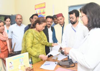 स्वास्थ्य शिविर में 400 से अधिक महिलाओं की जांच, कैबिनेट मंत्री रेखा आर्य ने सुनी जन समस्या।