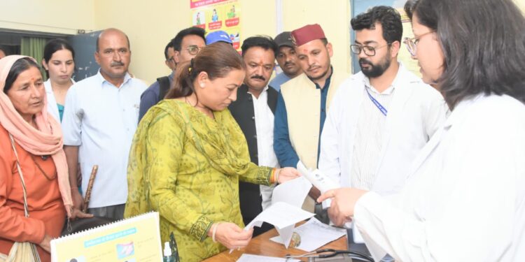 स्वास्थ्य शिविर में 400 से अधिक महिलाओं की जांच, कैबिनेट मंत्री रेखा आर्य ने सुनी जन समस्या।