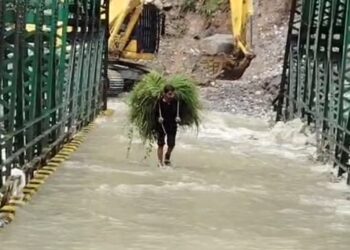 धराली के बाद स्याना चट्टी के अस्तित्व पर मंडरा रहे हैं खतरे के बादल, बहा पुल तो 20 गांवों का कटेगा कनेक्शन!