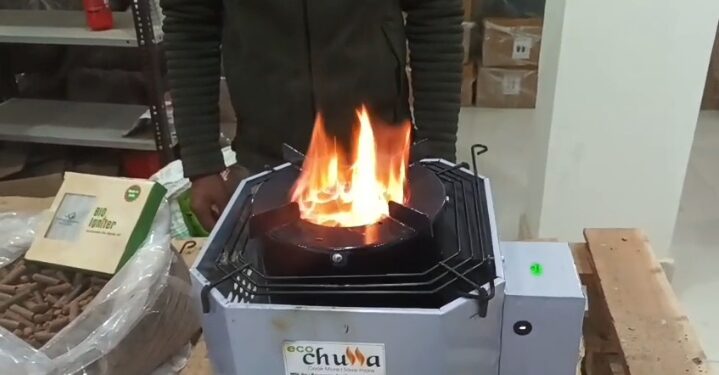 Good News: चीड़ की पत्तियों से बन रहा प्रदूषण मुक्त कोयला, ग्रामीणों को मिल रहा रोजगार!