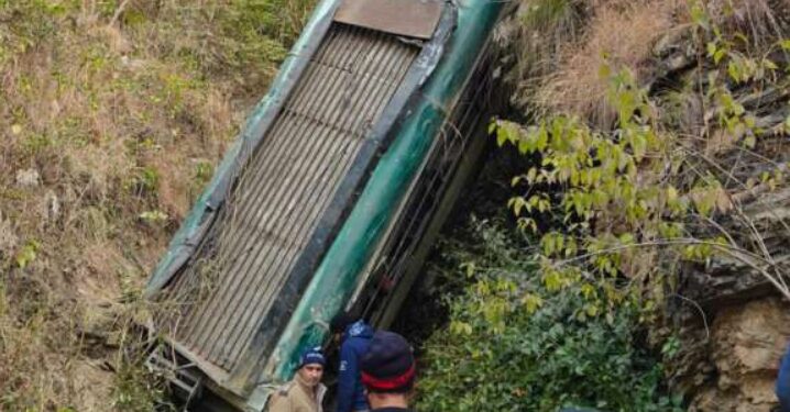 Road Accident: खाई में गिरी बस, कई लोगों की मौत!