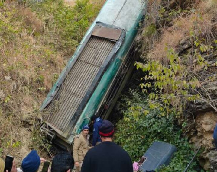 Road Accident: खाई में गिरी बस, कई लोगों की मौत!