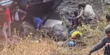Accident: गहरी खाई में गिरी बस, 30 से ज्यादा यात्री बताए जा रहे सवार, मची चीखपुकार..