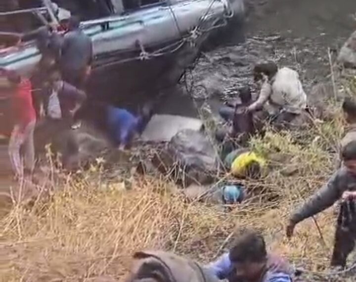 Accident: गहरी खाई में गिरी बस, 30 से ज्यादा यात्री बताए जा रहे सवार, मची चीखपुकार..