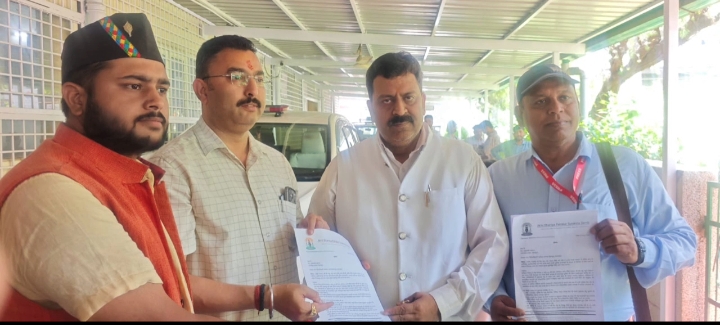 वरिष्ठ पत्रकार हेम भट्ट की गिरफ्तारी पर पत्रकारों में आक्रोश, सीएम को सौंपा ज्ञापन, निष्पक्ष जांच की मांग
